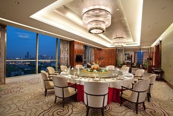 Imagen del bar/restaurante del Hotel Longchamp Garden. Foto 2