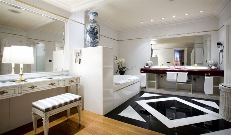 Imagen de la habitación del Hotel Lopez De Haro. Foto 7