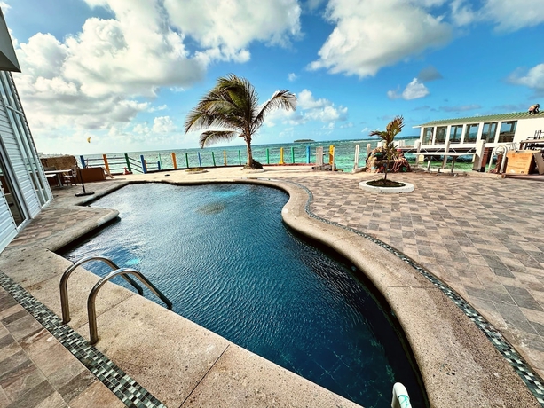 Imagen de la piscina del Hotel Lord Pierre. Foto 16