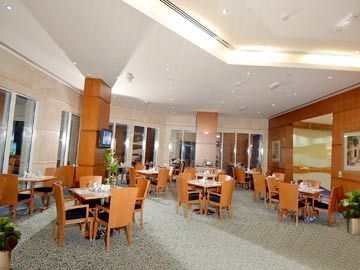 Imagen del bar/restaurante del Hotel Lords Beach. Foto 2