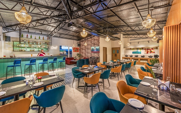 Imagen del bar/restaurante del Hotel Lords Eco Inn Dehradun. Foto 3