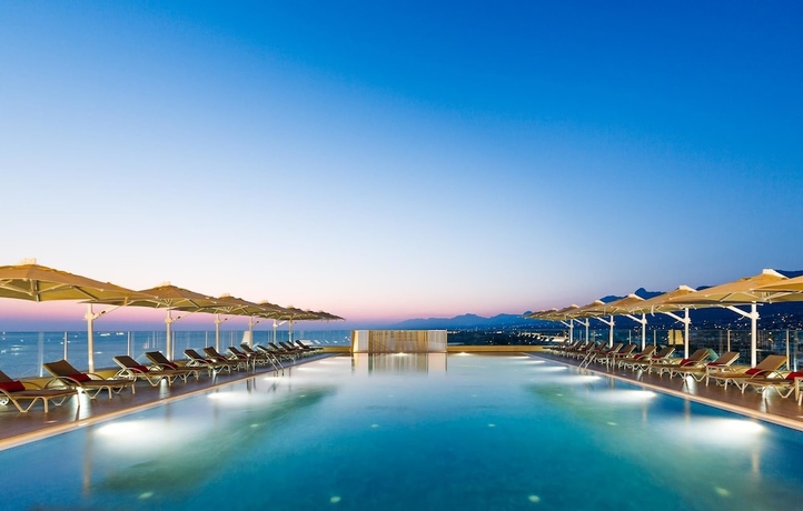 Imagen de la piscina del Hotel Lords Palace. Foto 14