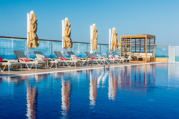 Imagen de la piscina del Hotel Lords Palace. Foto 15
