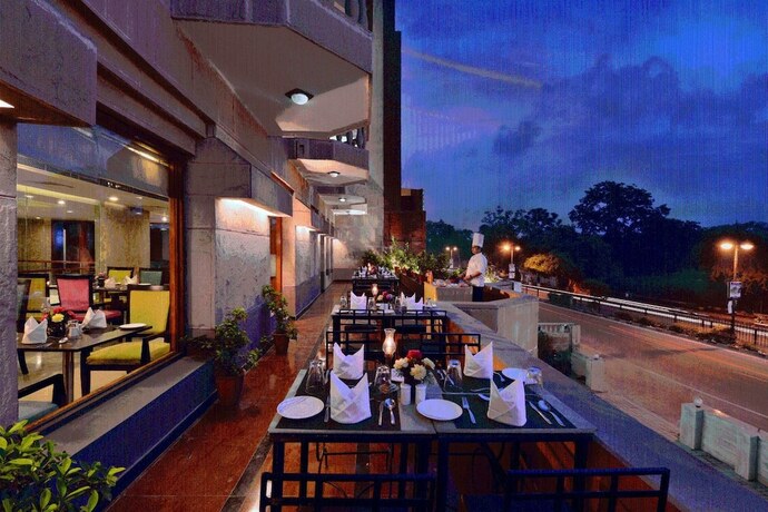 Imagen del bar/restaurante del Hotel Lords Plaza, Jaipur. Foto 12