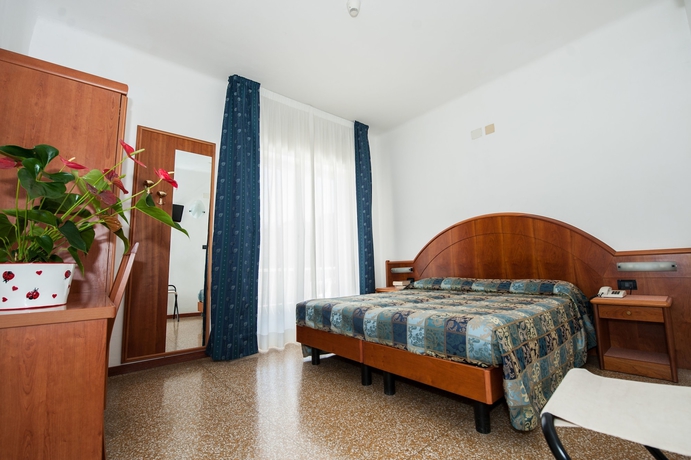 Imagen de la habitación del Hotel Lorenzo, CELLE LIGURE. Foto 10
