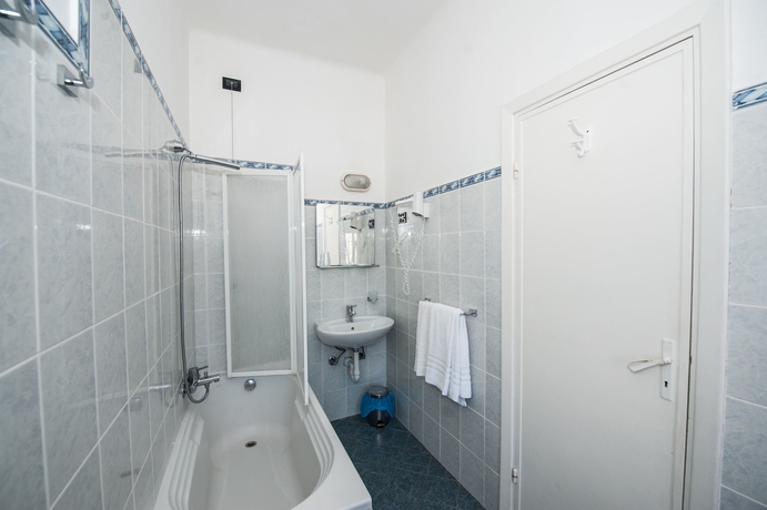 Imagen de la habitación del Hotel Lorenzo, CELLE LIGURE. Foto 13