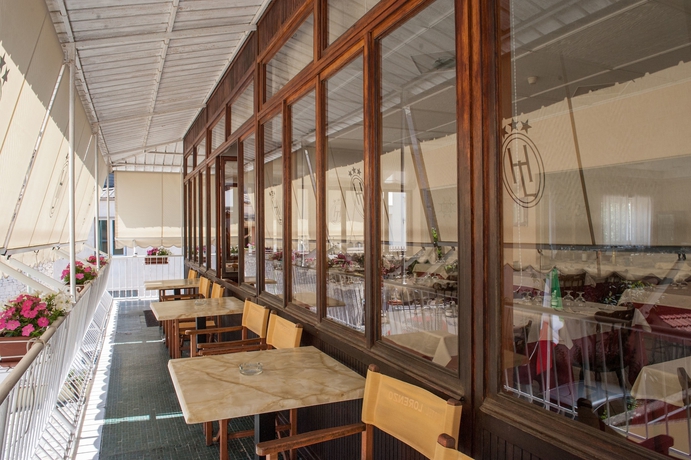 Imagen de los exteriores del Hotel Lorenzo. Foto 15