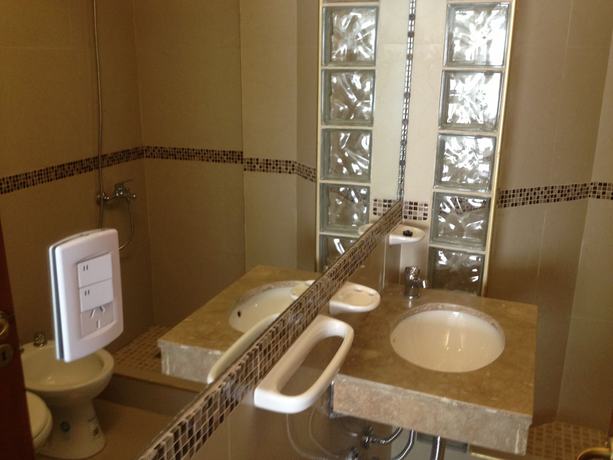 Imagen de la habitación del Hotel Lorenzo Suites. Foto 7