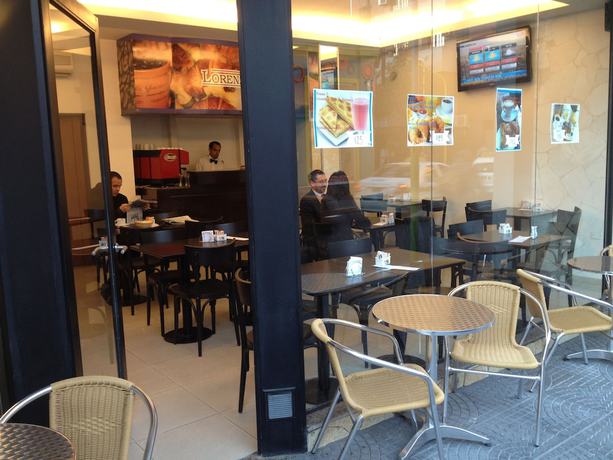 Imagen del bar/restaurante del Hotel Lorenzo Suites. Foto 5