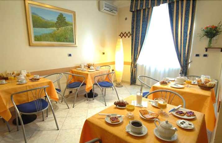 Imagen del bar/restaurante del Hotel Loreto, Milán. Foto 2