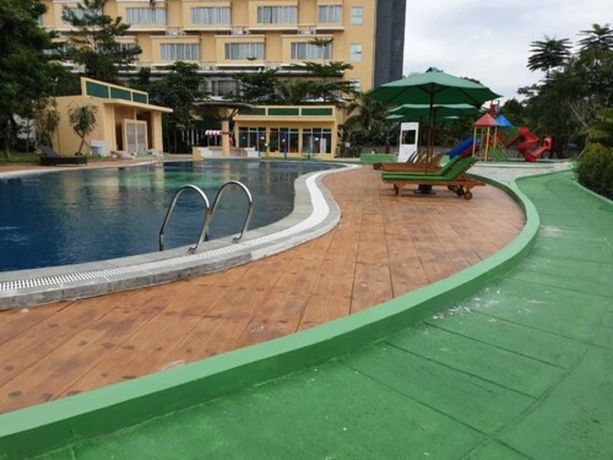 Imagen de la piscina del Hotel Lorin Sentul. Foto 15