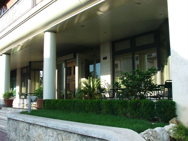 Imagen de los exteriores del Hotel Lory, Celano. Foto 7