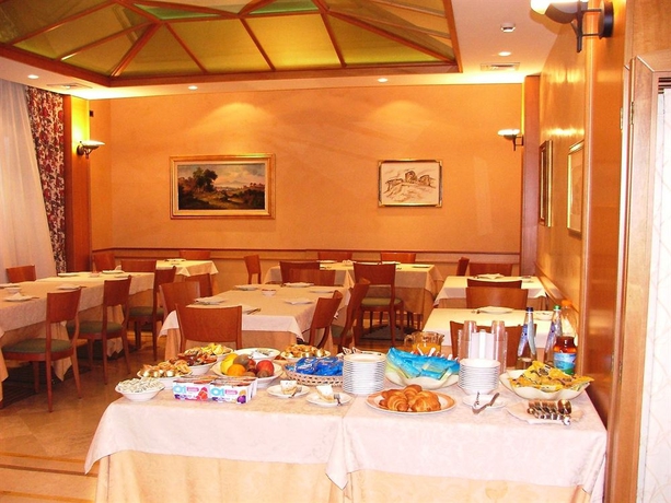 Imagen del bar/restaurante del Hotel Lory, Celano. Foto 2