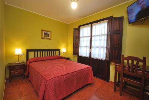 Imagen de la habitación del Hotel Los Ángeles, Arenas de Cabrales. Foto 5