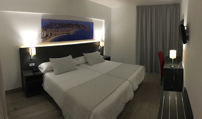 Imagen de la habitación del Hotel Los Alamos, Benidorm - Playa Levante. Foto 4