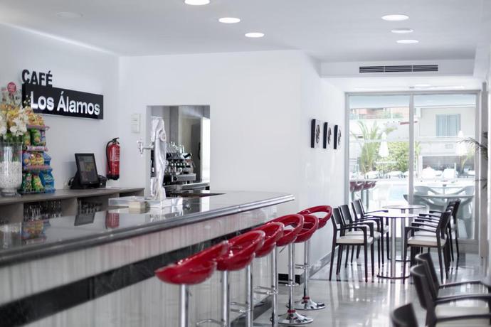 Imagen del bar/restaurante del Hotel Los Alamos. Foto 2