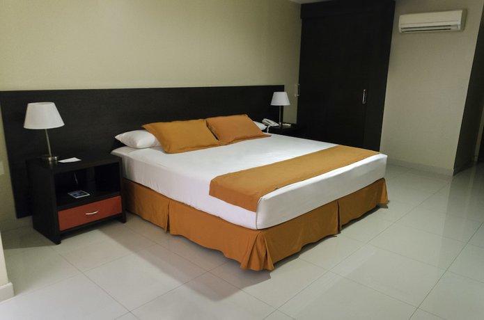 Imagen de la habitación del Hotel Los Almendros, Manta. Foto 11