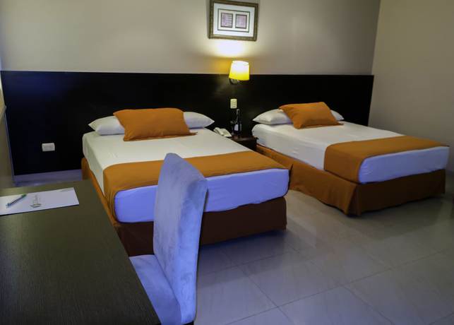 Imagen de la habitación del Hotel Los Almendros, Manta. Foto 13