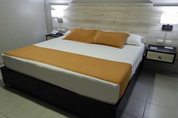 Imagen de la habitación del Hotel Los Almendros, Manta. Foto 14
