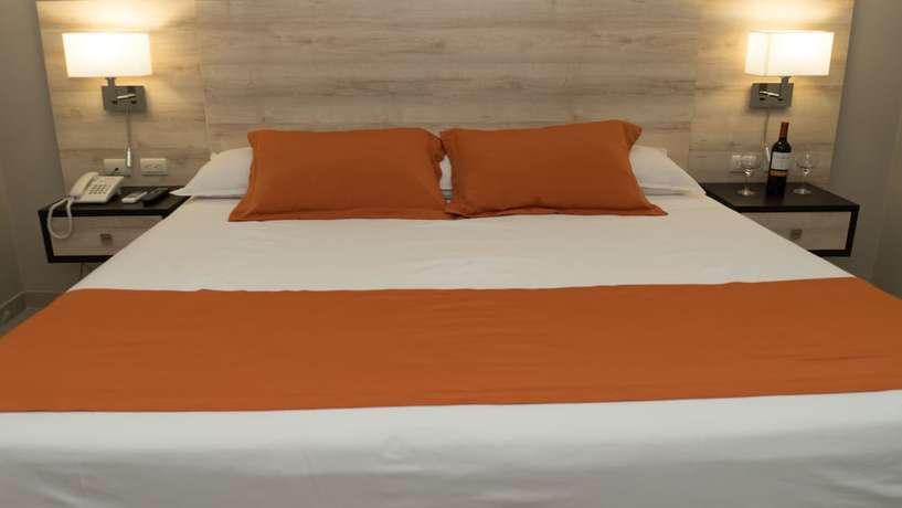 Imagen de la habitación del Hotel Los Almendros, Manta. Foto 15