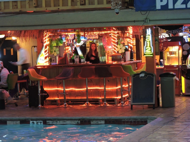 Imagen de la piscina del Hotel Los Angeles Adventurer All Suite At Lax. Foto 15