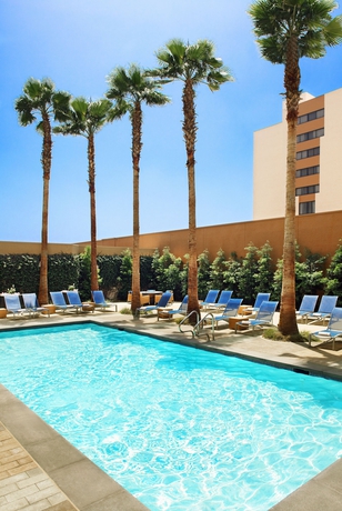 Imagen de la piscina del Hotel Los Angeles Marriott Burbank Airport. Foto 10