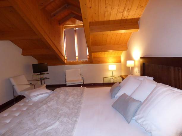 Imagen de la habitación del Hotel Los Arcos, Ainsa. Foto 3