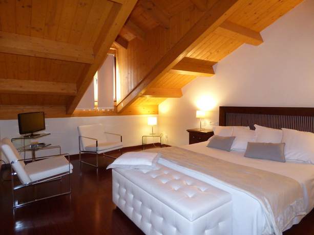 Imagen de la habitación del Hotel Los Arcos, Ainsa. Foto 5