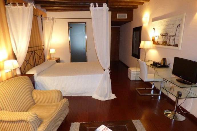 Imagen de la habitación del Hotel Los Arcos, Ainsa. Foto 7