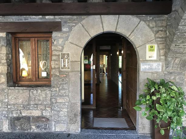 Imagen de los exteriores del Hotel Los Arcos, Ainsa. Foto 10