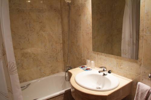 Imagen de la habitación del Hotel Los Arcos, Villafranca del Cid. Foto 5