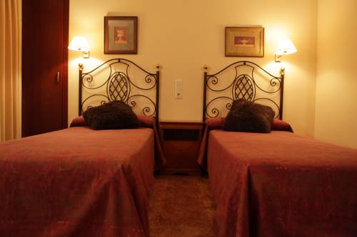 Imagen de la habitación del Hotel Los Arcos, Villafranca del Cid. Foto 10