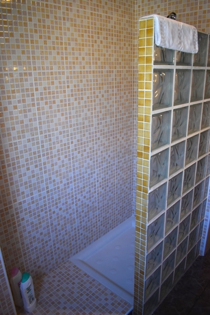 Imagen de la habitación del Hotel Los Bartolos. Foto 13