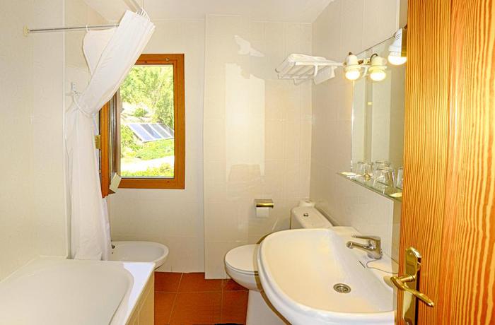 Imagen de la habitación del Hotel Los Bérchules. Foto 8