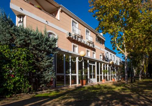 Imagen de los exteriores del Hotel Los Cazadores. Foto 14