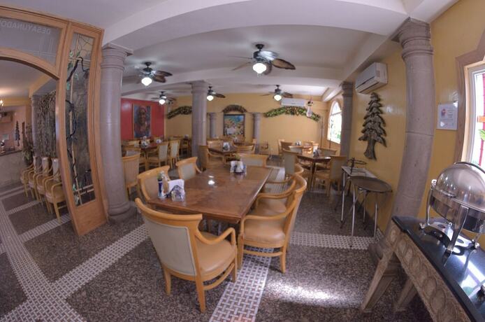Imagen del bar/restaurante del Hotel Los Cedros Inn, Delicias. Foto 4