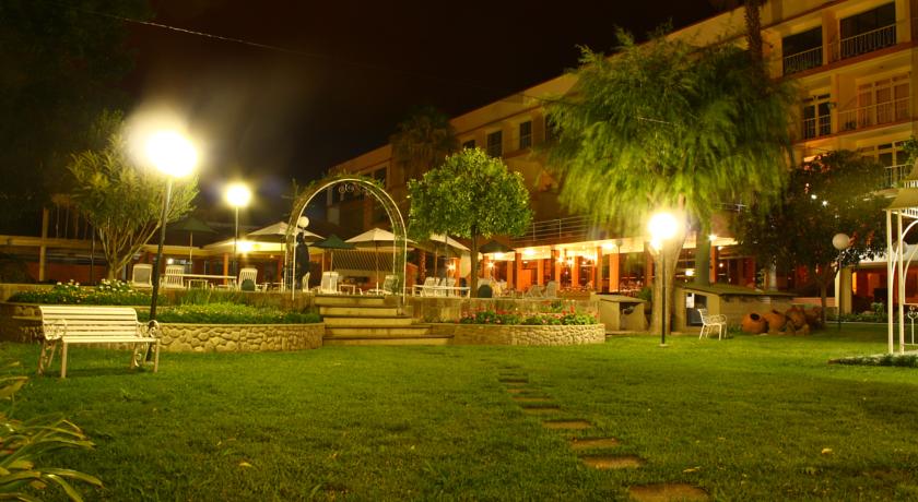 Imagen de los exteriores del Hotel Los Ceibos. Foto 7