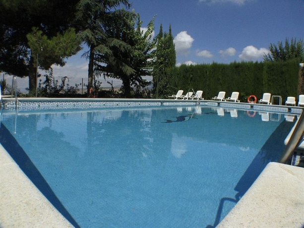 Imagen de la piscina del Hotel Los Cerezos. Foto 10