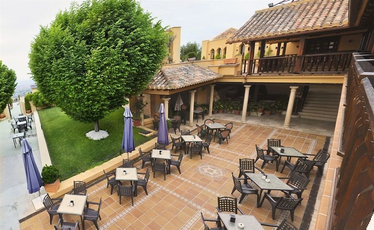 Imagen de los exteriores del Hotel Los Cerezos. Foto 5