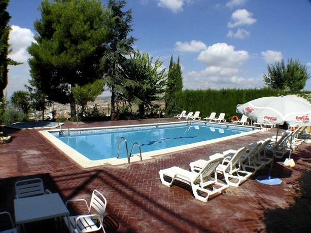 Imagen de la piscina del Hotel Los Cerezos. Foto 11