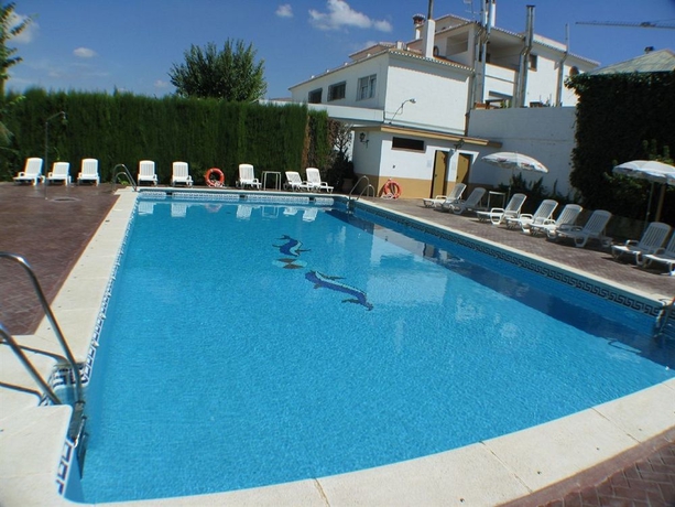 Imagen de la piscina del Hotel Los Cerezos. Foto 12