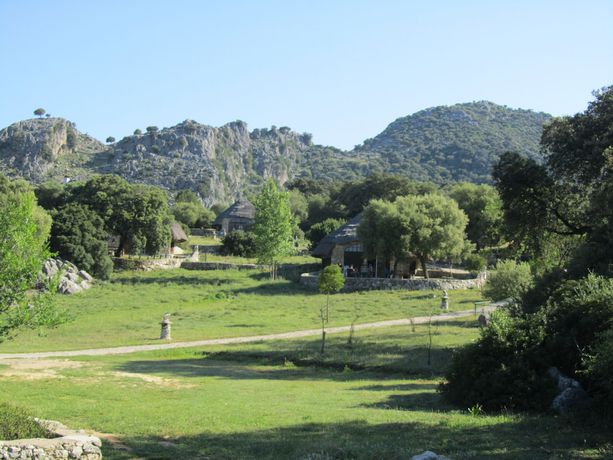 Imagen de los exteriores del Hotel Los Chozos. Foto 11