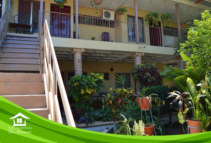 Imagen de los exteriores del Hotel Los Cisneros. Foto 6