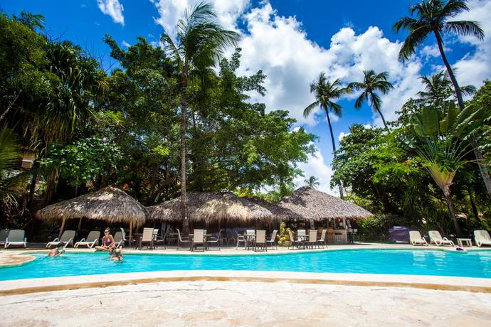 Imagen de la piscina del Hotel Los Corales Beach Village. Foto 17