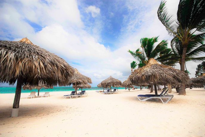 Imagen de los exteriores del Hotel Los Corales Beach Village. Foto 13