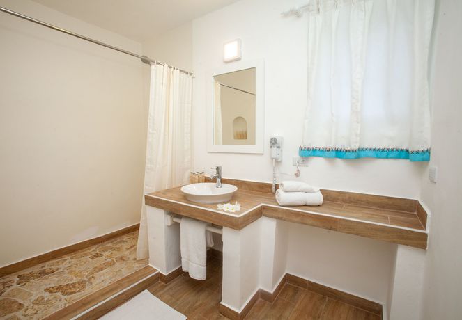 Imagen de la habitación del Hotel Los Corales Beach Village. Foto 7