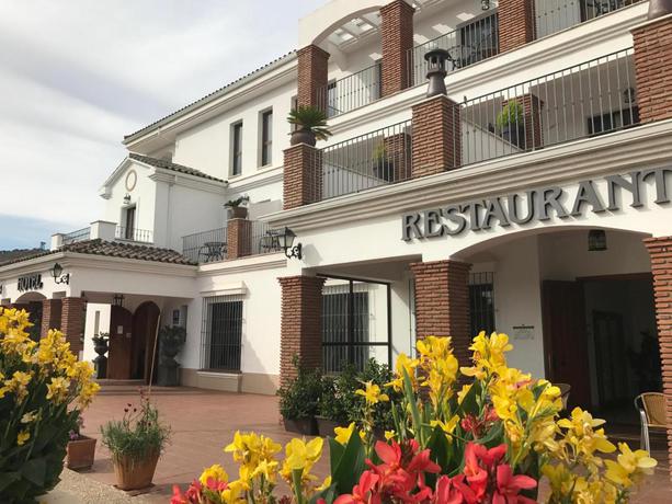 Imagen de los exteriores del Hotel Los Dólmenes. Foto 13