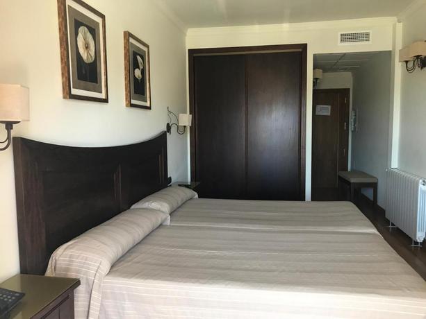 Imagen de la habitación del Hotel Los Dólmenes. Foto 9