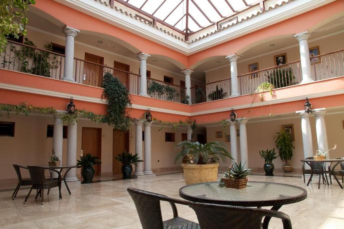 Imagen de los interiores del Hotel Los Dólmenes. Foto 14