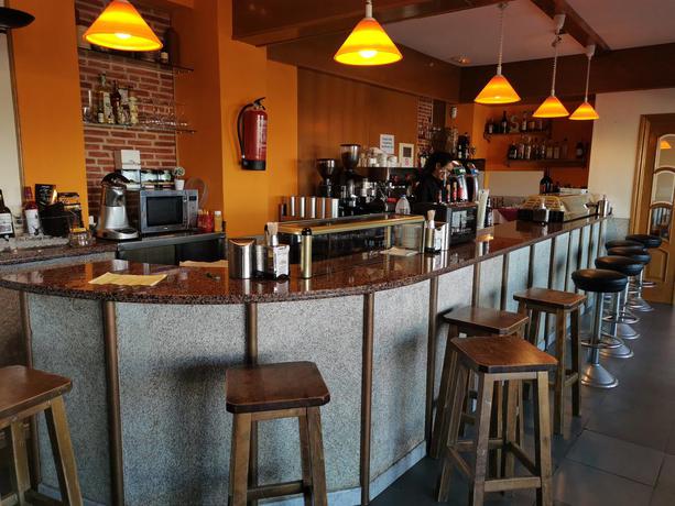 Imagen del bar/restaurante del Hotel Los Duques. Foto 2